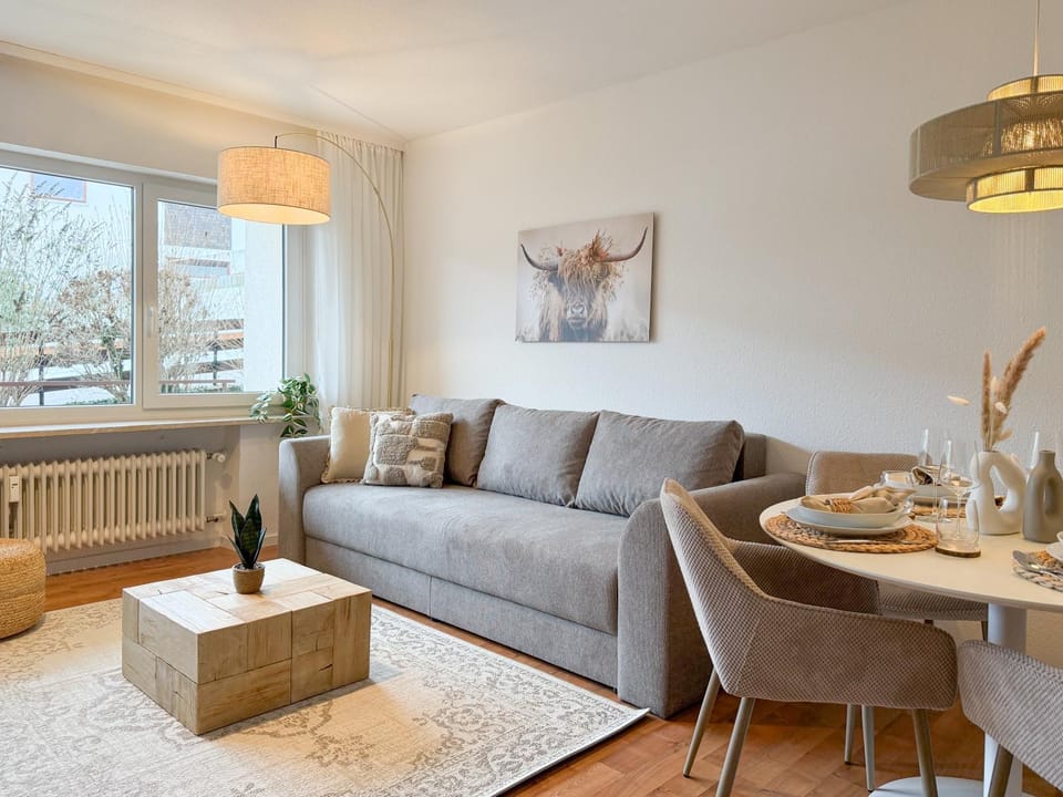 Living room, Seating area, Dining area, internet