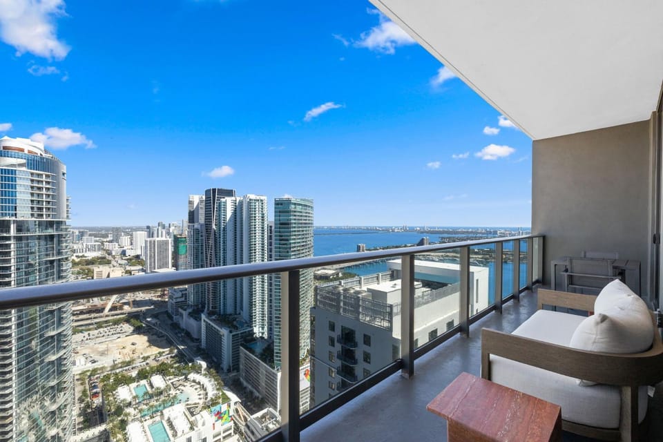 View (from property/room), Balcony/Terrace, Seating area, City view