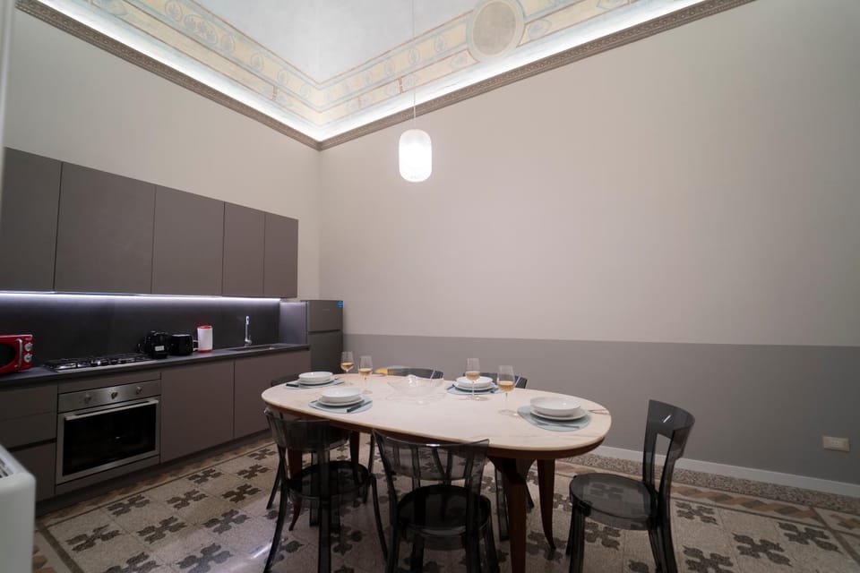 Kitchen or kitchenette, Dining area
