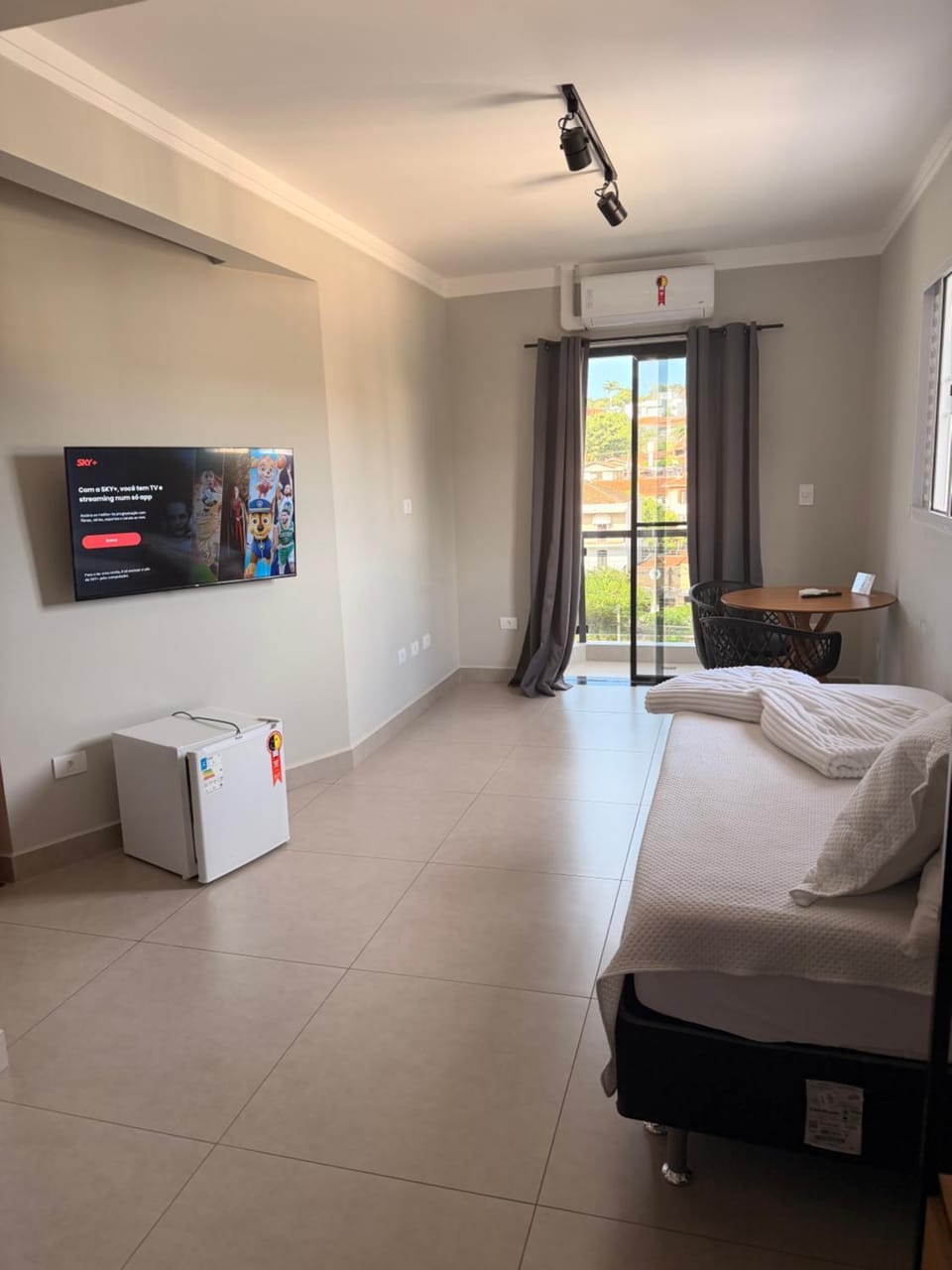 Bed, TV and multimedia, Balcony/Terrace, Photo of the whole room, Bedroom, air conditioner