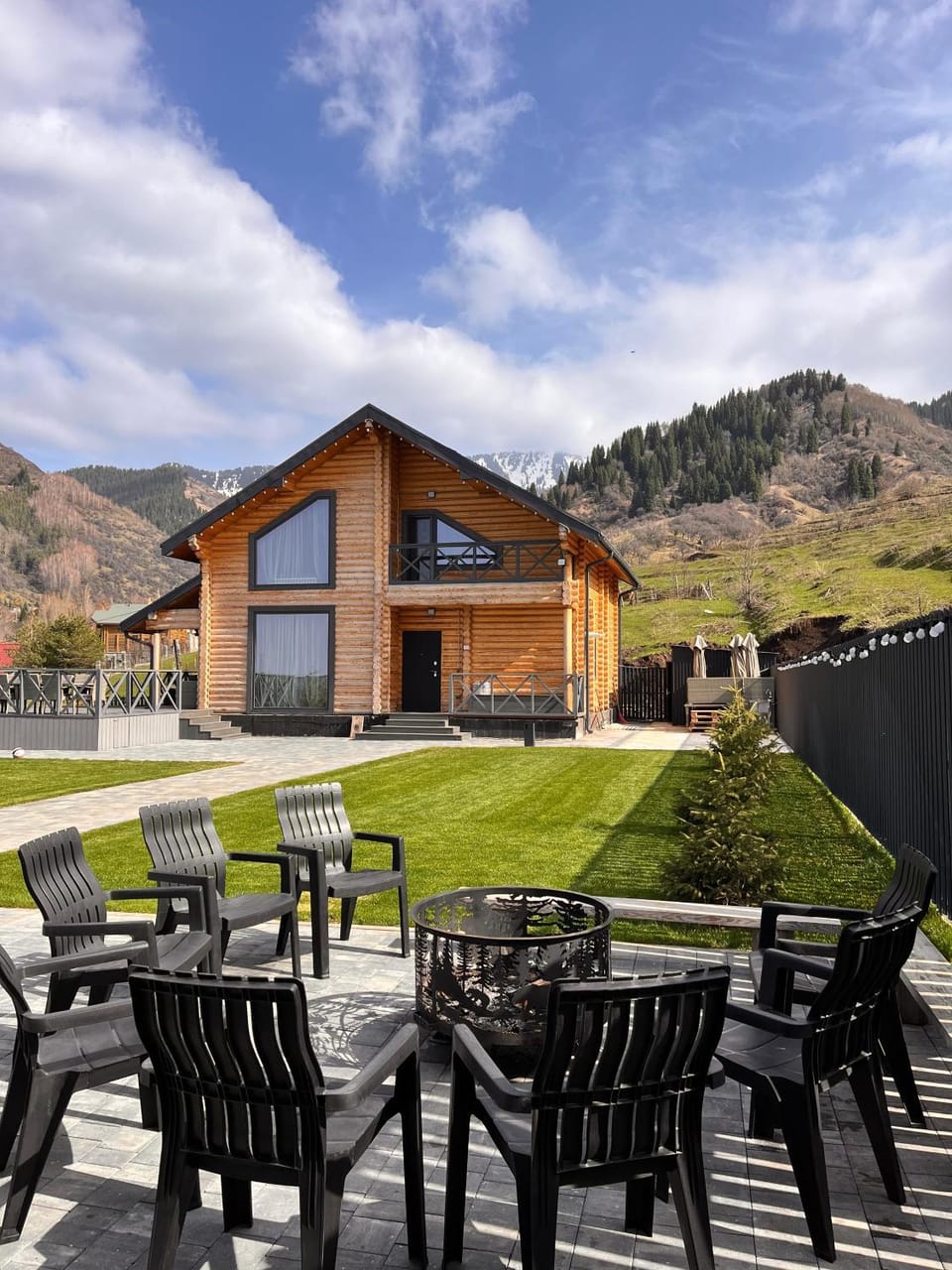 FamilyHouseTabagan гостевой дом,коттедж в горах для компании с террасой и баней Chalet in Almaty