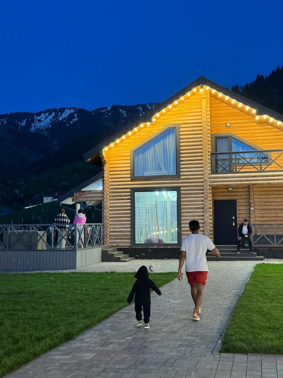 FamilyHouseTabagan гостевой дом,коттедж в горах для компании с террасой и баней Chalet in Almaty