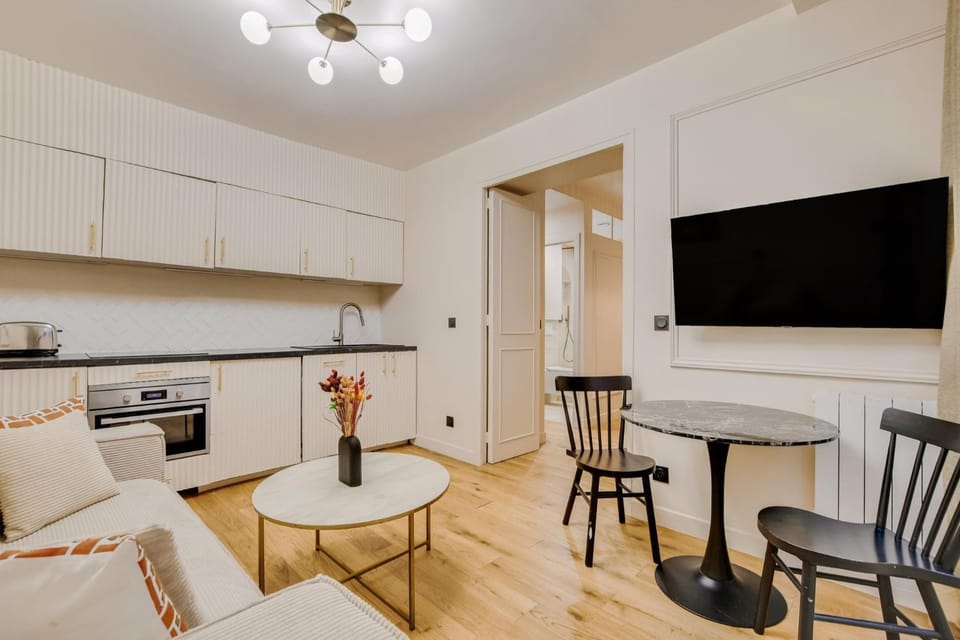 Kitchen or kitchenette, Living room, Seating area, Dining area, oven, stove