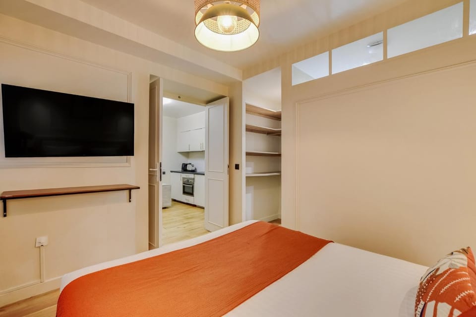 Bed, TV and multimedia, Photo of the whole room, Bedroom