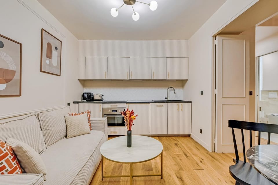 Kitchen or kitchenette, Living room, Seating area, Dining area, stove