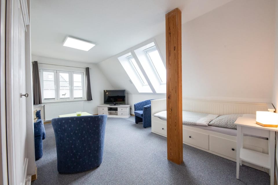 Photo of the whole room, Bedroom