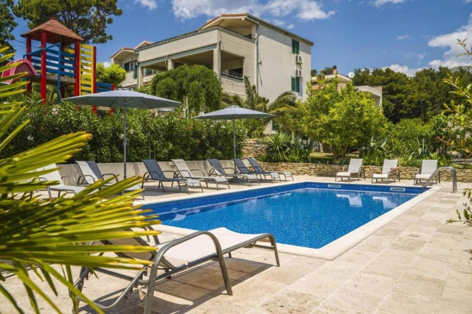 Holiday Home With Seven Bedrooms and Pool House in Podstrana