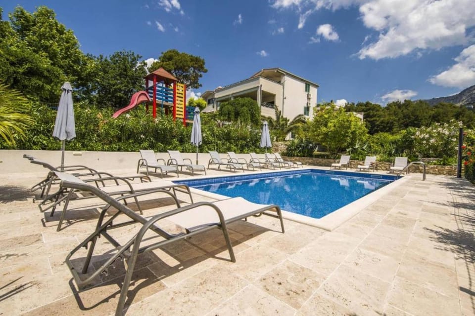 Holiday Home With Seven Bedrooms and Pool House in Podstrana