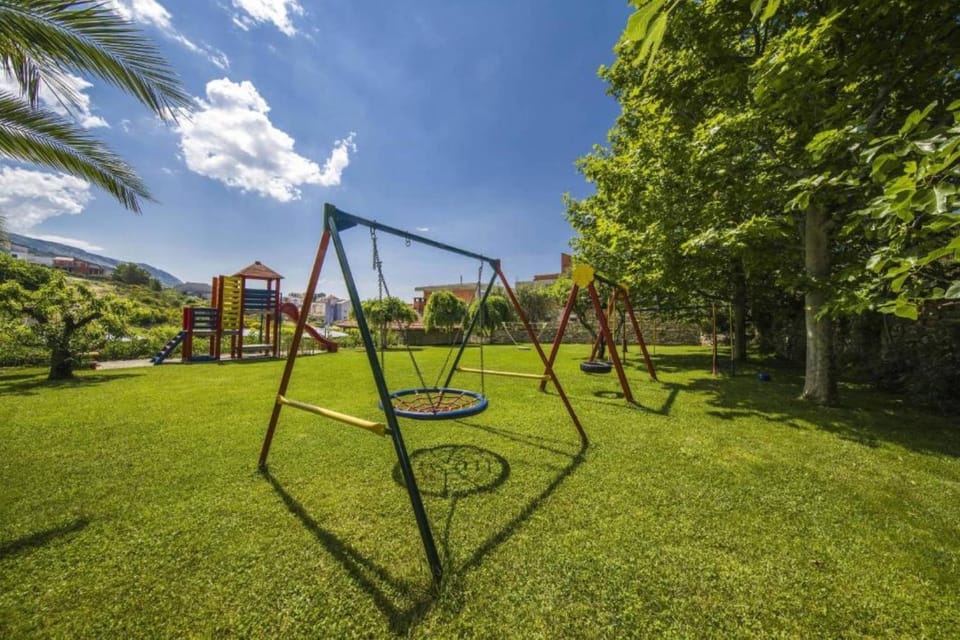 Holiday Home With Seven Bedrooms and Pool House in Podstrana