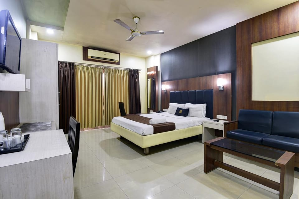 Bed, TV and multimedia, Photo of the whole room, Seating area, Bedroom, air conditioner