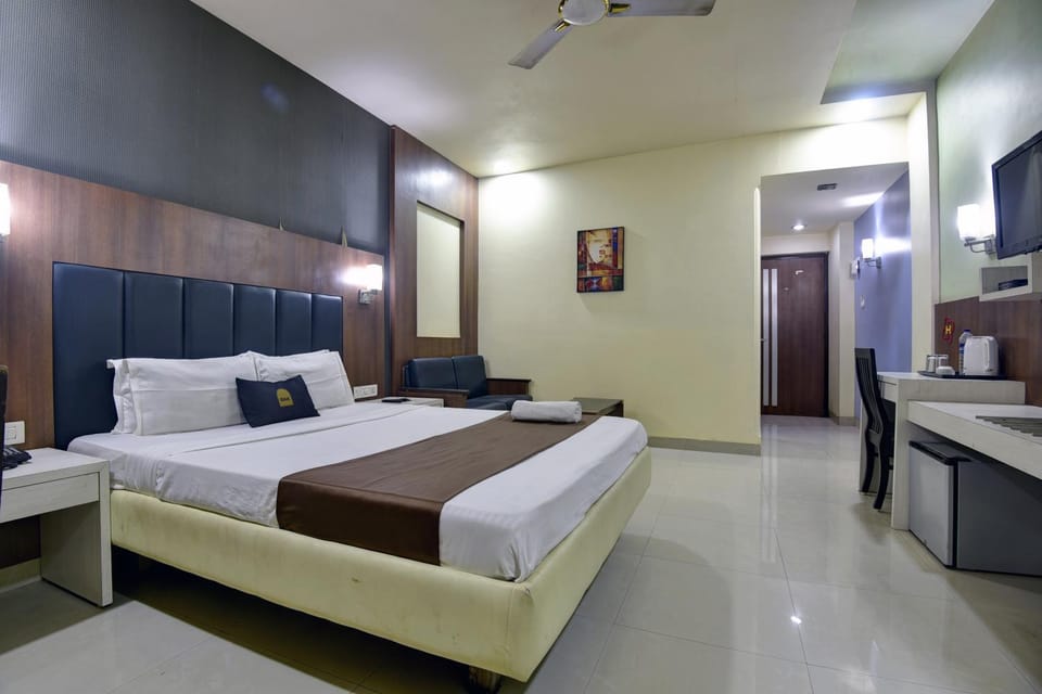 Bed, TV and multimedia, Photo of the whole room, Seating area, Bedroom, minibar, air conditioner