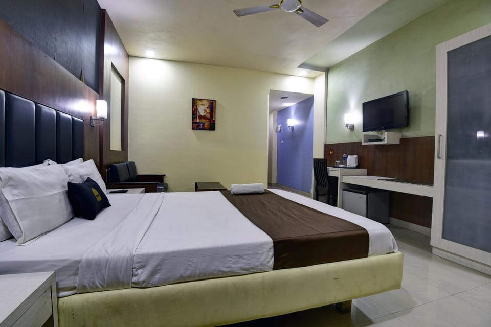 Bed, TV and multimedia, Photo of the whole room, Bedroom, fireplace, hair dresser, air conditioner