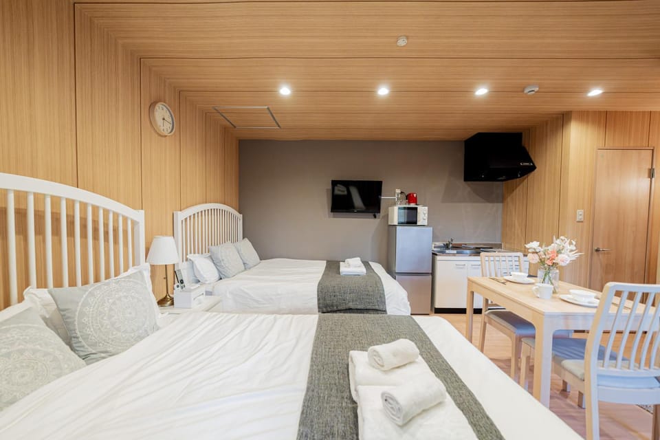 Bed, TV and multimedia, Kitchen or kitchenette, Photo of the whole room, Dining area, Bedroom