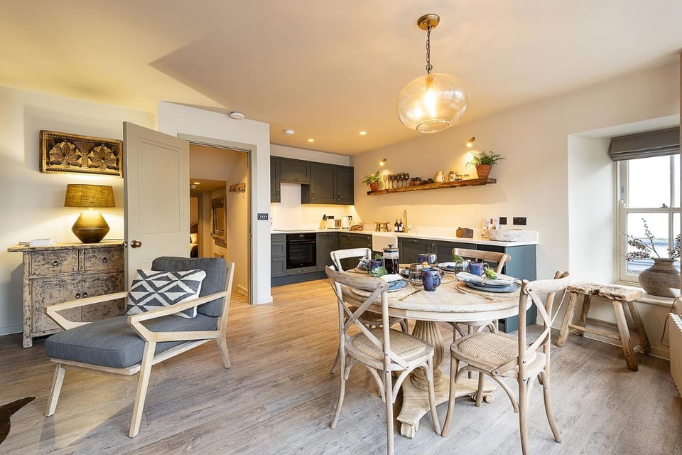 Property building, Kitchen or kitchenette, Living room, Seating area, Dining area, stove