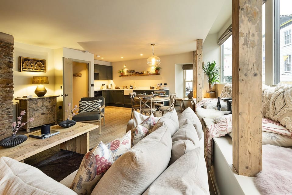 Property building, Kitchen or kitchenette, Living room, Seating area, Dining area