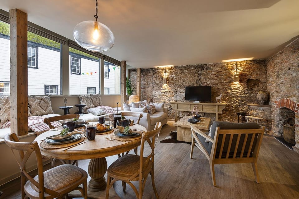 Property building, TV and multimedia, Living room, Seating area, Dining area