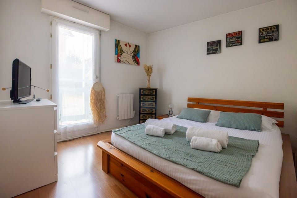Bed, Photo of the whole room, Bedroom