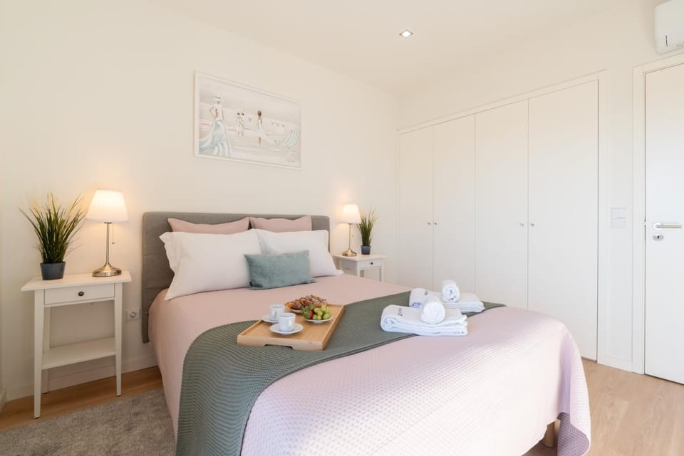 Bed, Bedroom, towels, wardrobe