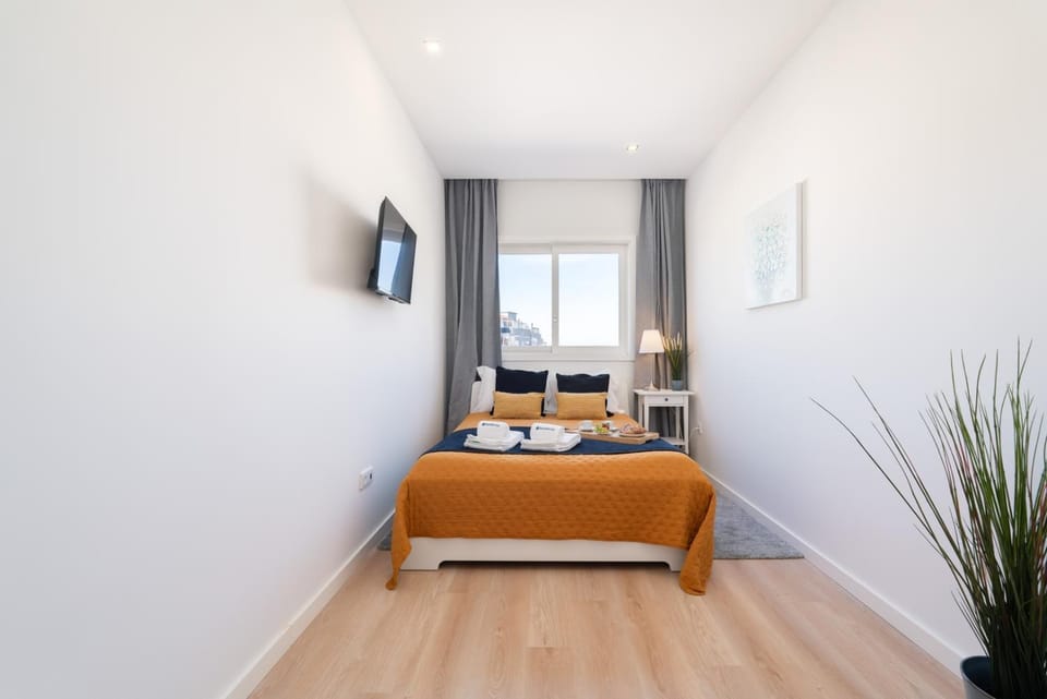 Bed, TV and multimedia, Bedroom