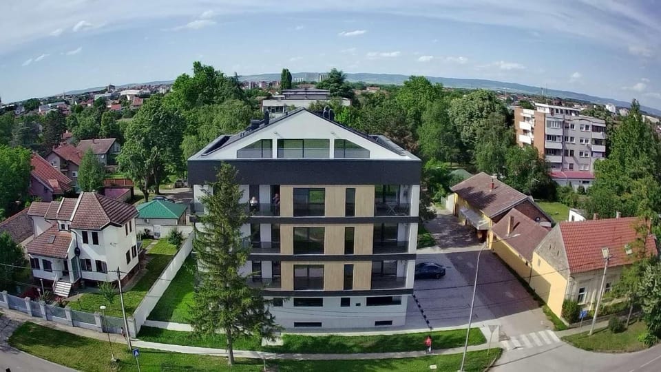 Property building, Day, Neighbourhood, Natural landscape, Bird's eye view, Location, Parking