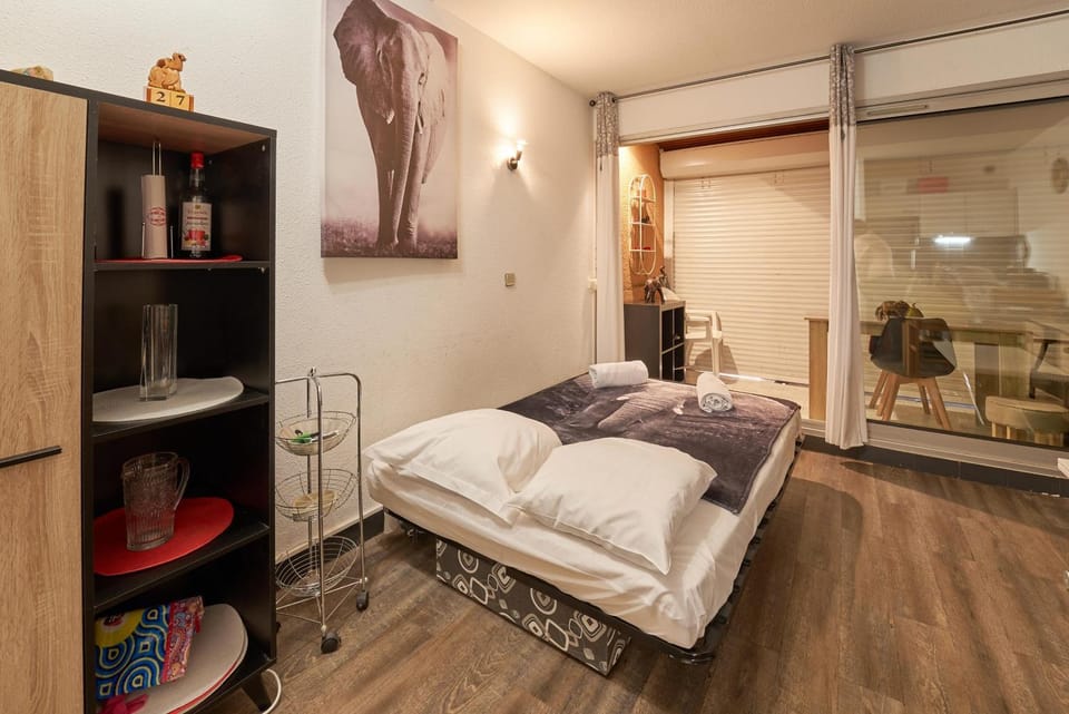 Bed, Photo of the whole room, towels