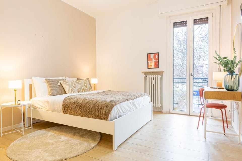 Bed, Photo of the whole room, Seating area, Bedroom