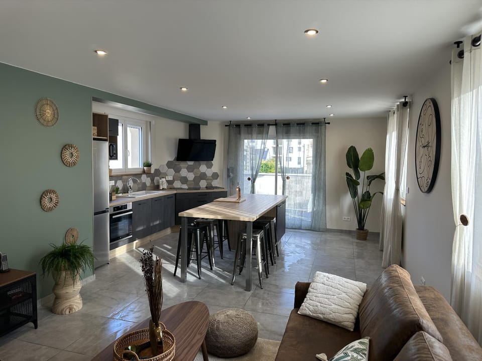 Kitchen or kitchenette, Dining area, stove