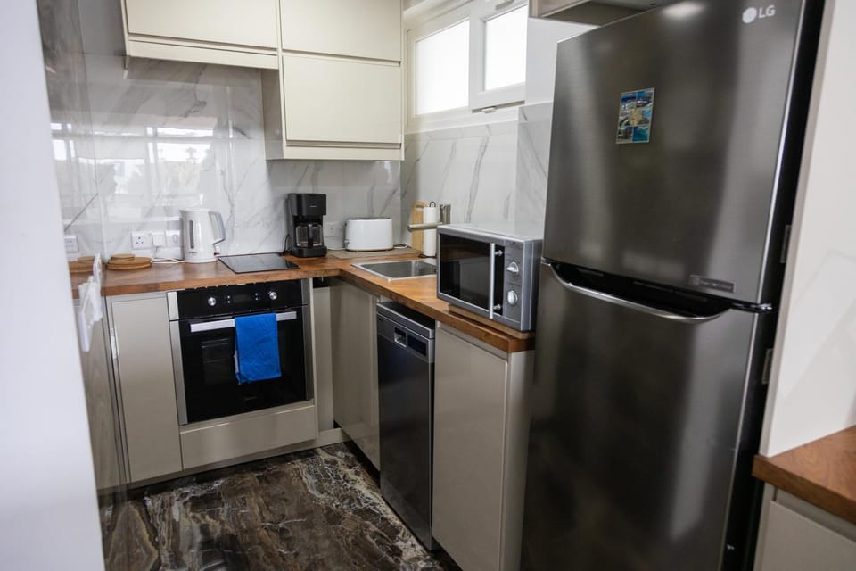 Coffee/tea facilities, Kitchen or kitchenette, dishwasher, microwave, oven