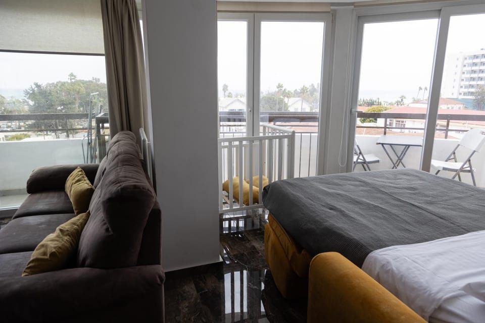 Bed, Balcony/Terrace, Photo of the whole room, Seating area, Sea view, cot