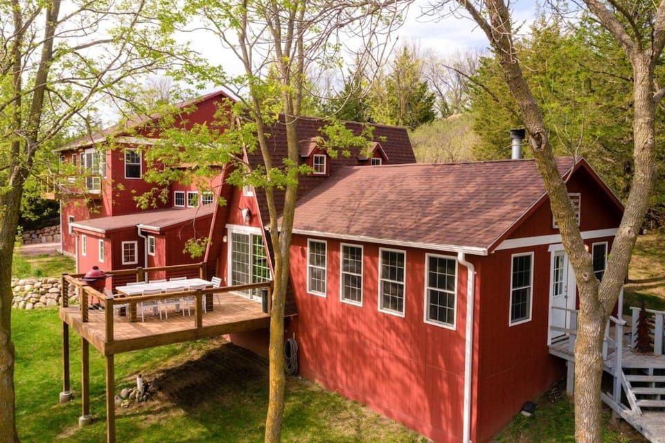 Cedar Ridge Hideaway House in Lewis and Clark Lake