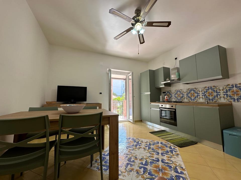 Communal lounge/ TV room, Kitchen or kitchenette, Dining area, oven, stove