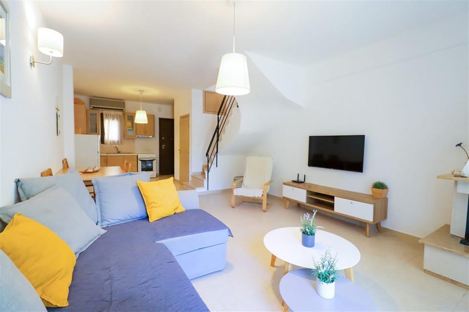 TV and multimedia, Living room, Seating area, Evening entertainment