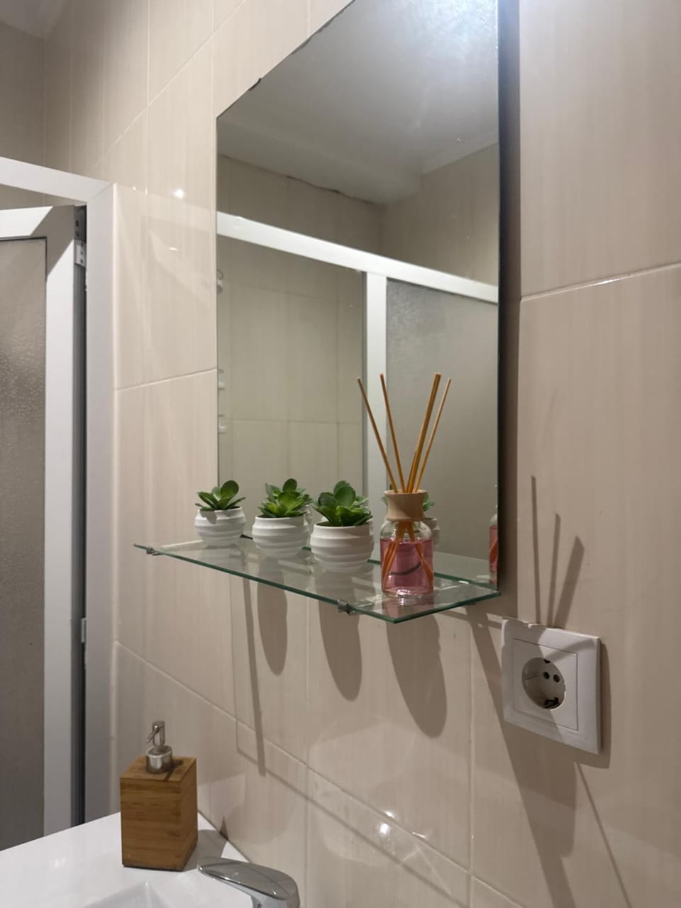 Quarto Bica Central Vacation rental in Lisbon