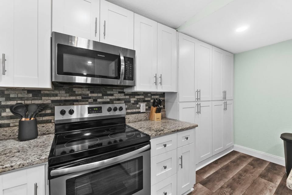 Prime Tampa Loc Near Ybor City 4 Bedrooms 6TVs House in Tampa