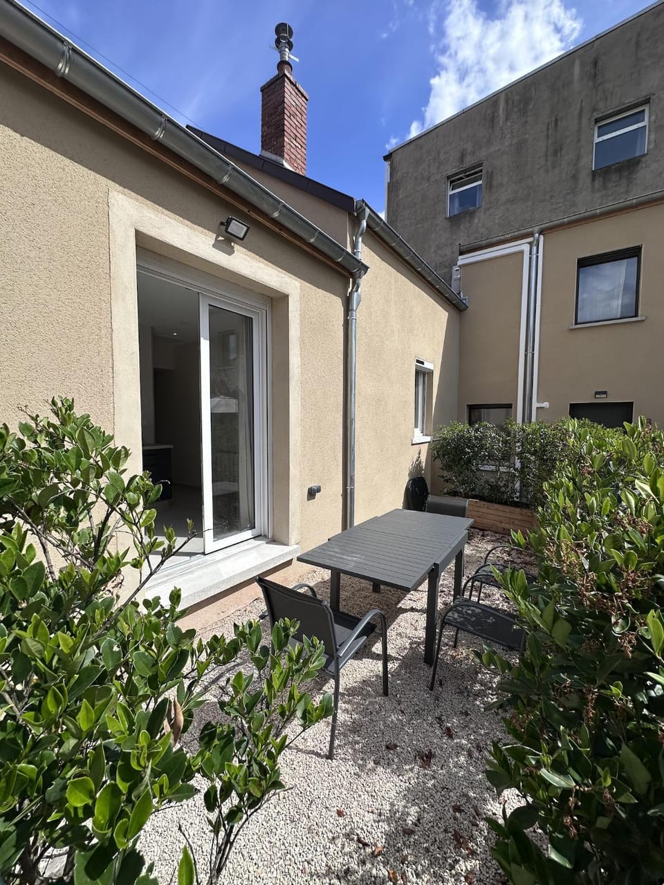 Maison calme avec terrasse, centre ville A House in Dijon