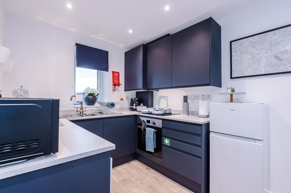 Stunning 3 Story Home, 3 x King Size Beds, Pool Table, Free Parking x2, Ping Pong Apartment in Salford