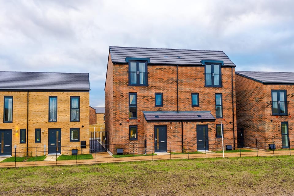 Stunning 3 Story Home, 3 x King Size Beds, Pool Table, Free Parking x2, Ping Pong Apartment in Salford
