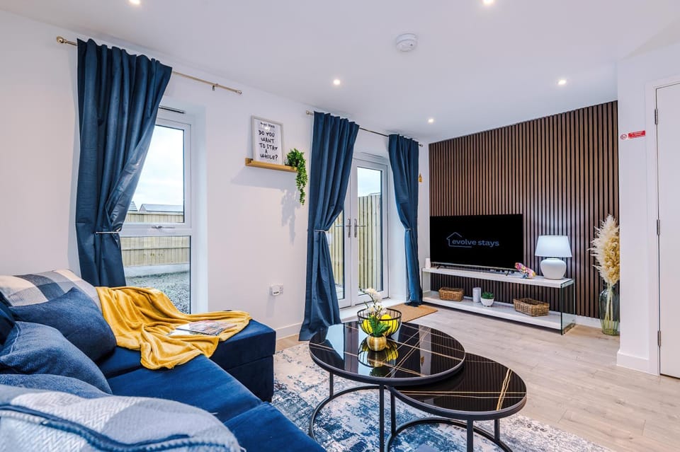 Stunning 3 Story Home, 3 x King Size Beds, Pool Table, Free Parking x2, Ping Pong Apartment in Salford