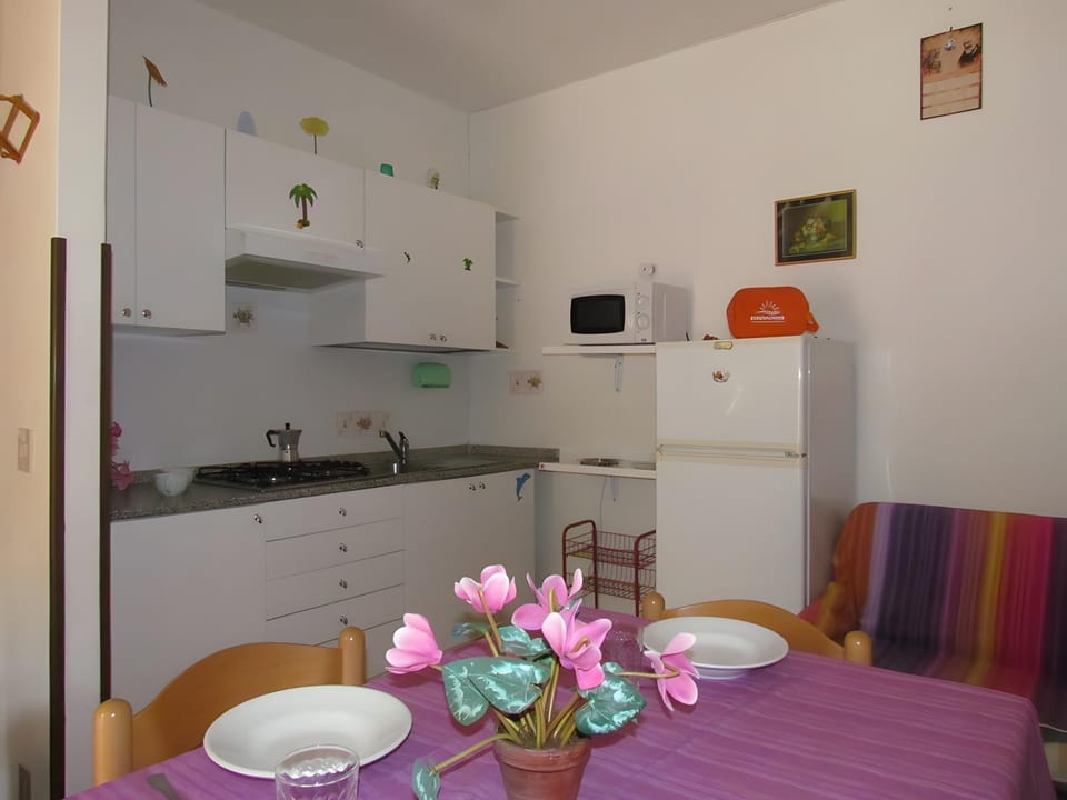 Property building, Kitchen or kitchenette, Living room