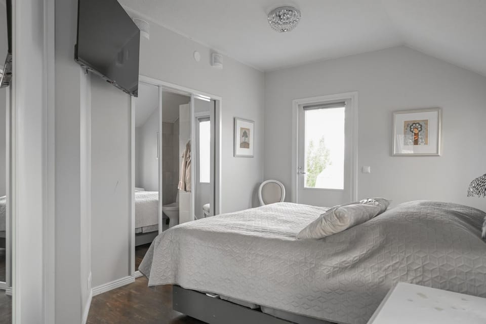 Bed, TV and multimedia, Bedroom