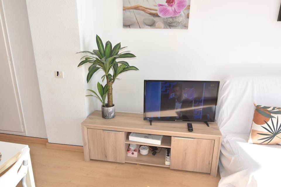 Communal lounge/ TV room, TV and multimedia, Living room, Seating area, Evening entertainment