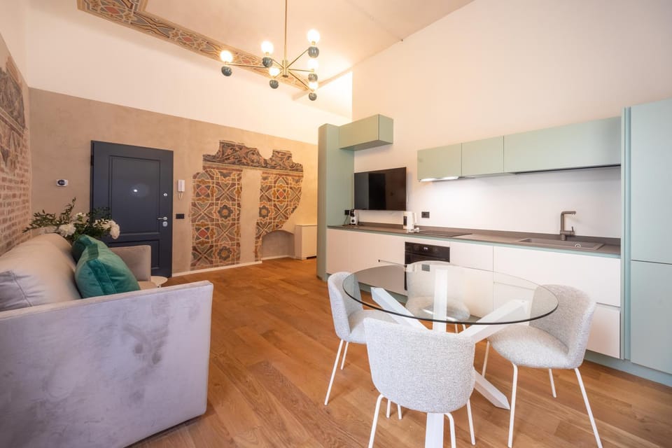 Kitchen or kitchenette, Living room, Seating area, Dining area