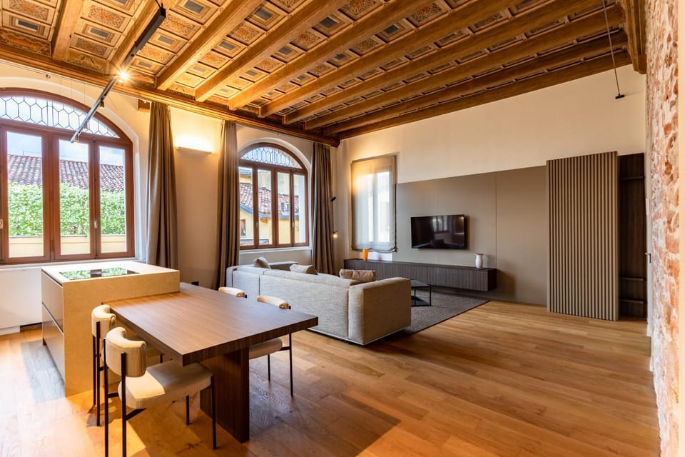 TV and multimedia, Living room, Seating area, Dining area