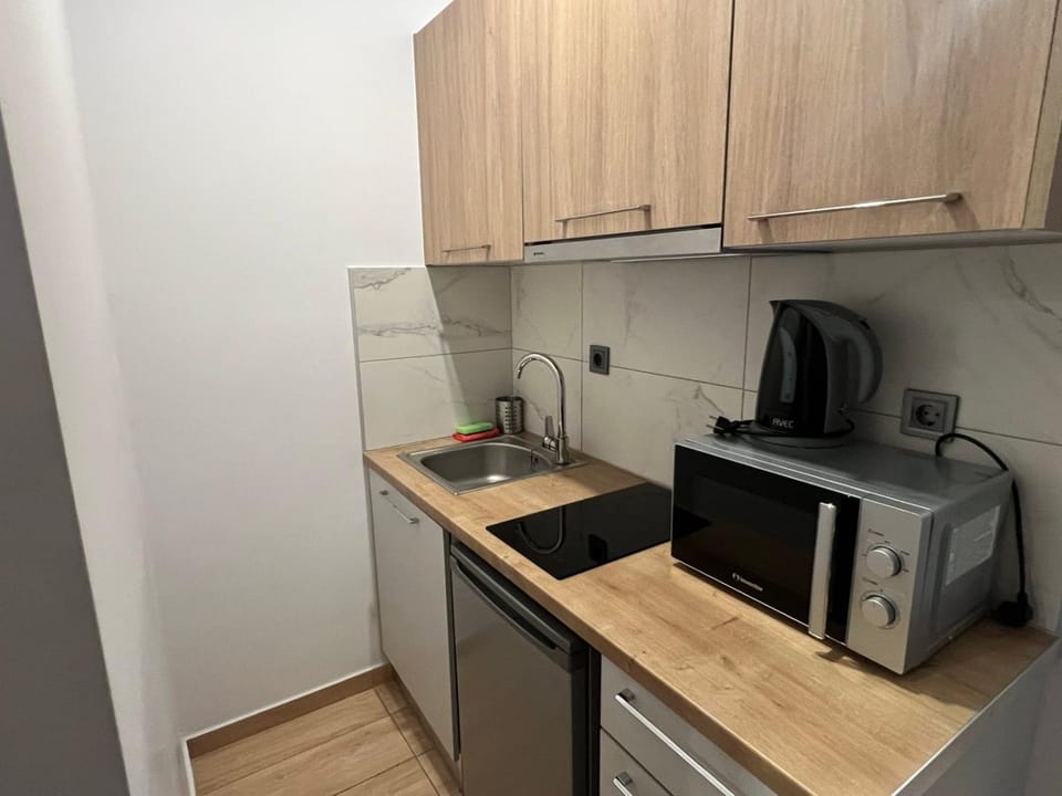 Coffee/tea facilities, Kitchen or kitchenette, stove