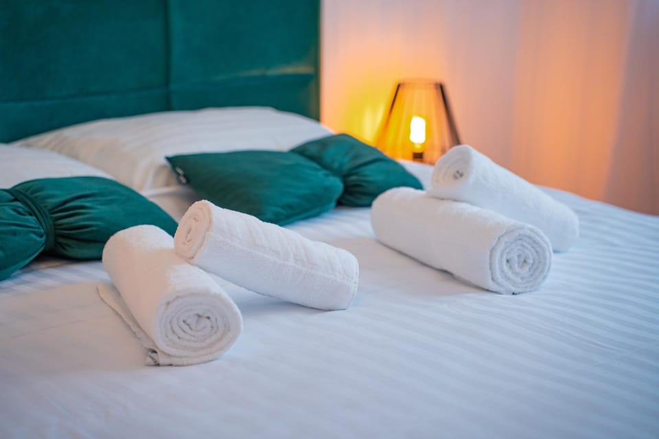 Bed, Photo of the whole room, Bedroom, towels