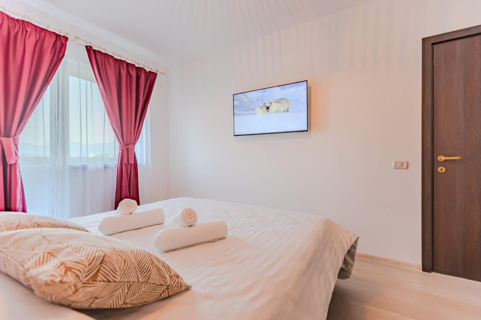 Bed, TV and multimedia, Photo of the whole room, Bedroom
