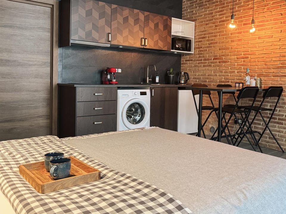 Coffee/tea facilities, Kitchen or kitchenette, Dining area, oven, washing machine