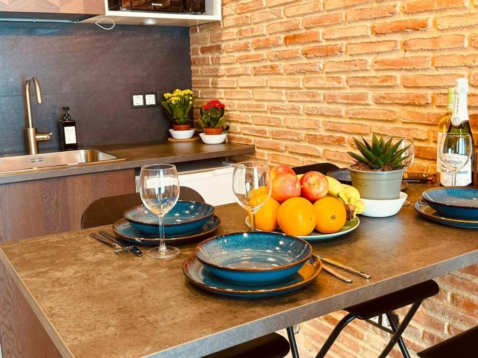 Kitchen or kitchenette, Dining area
