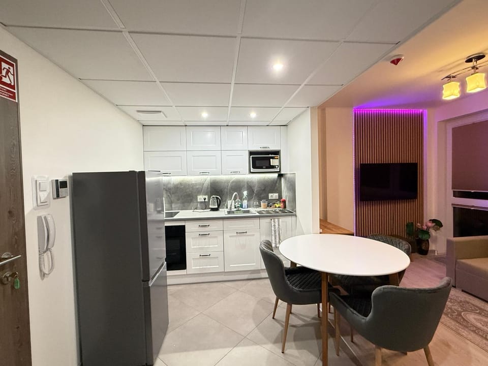 TV and multimedia, Kitchen or kitchenette, Dining area, dishwasher, oven, stove