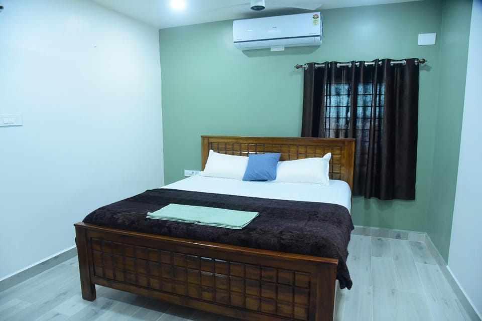 Bed, Photo of the whole room, Bedroom, towels, air conditioner